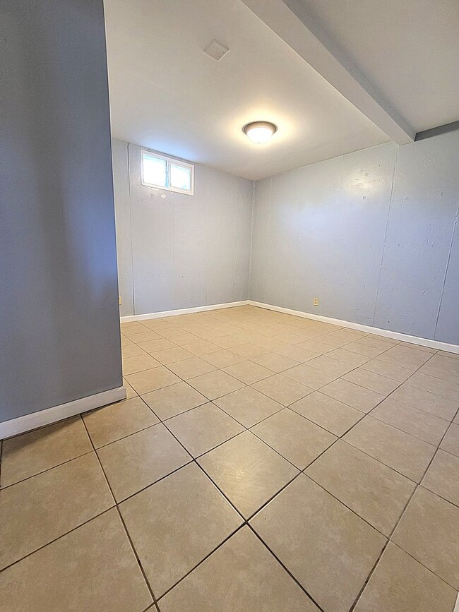 Building Photo - ALL PROSPECTIVE TENANTS MUST SUBMIT A $58 ...