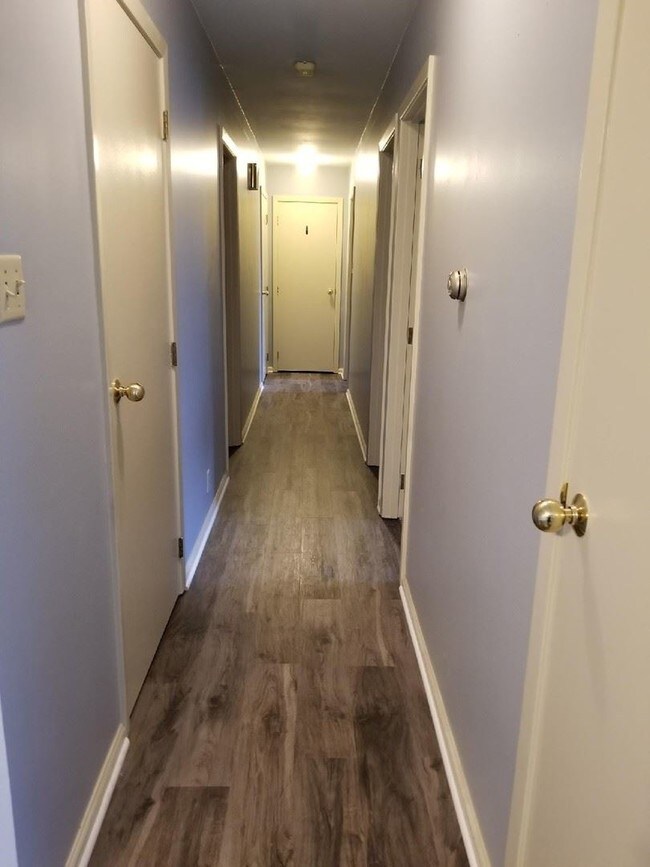 Building Photo - 3 br, 2 bath House - 13 Cresthill Dr. #30