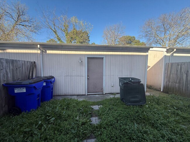 Building Photo - Updated 3BR Home with 2-Car Garage in Prime Norfolk Location