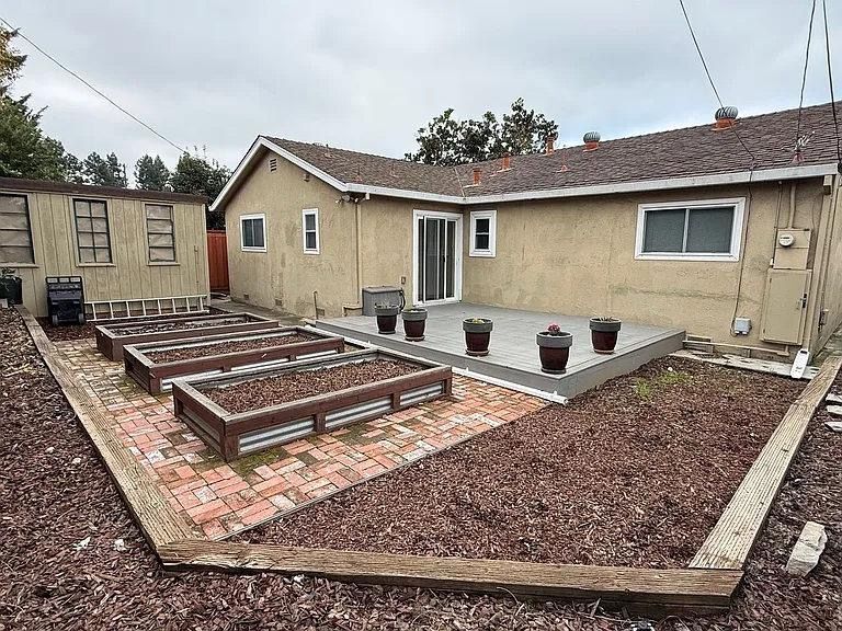 Building Photo - 1210 Santa Paula Ave
