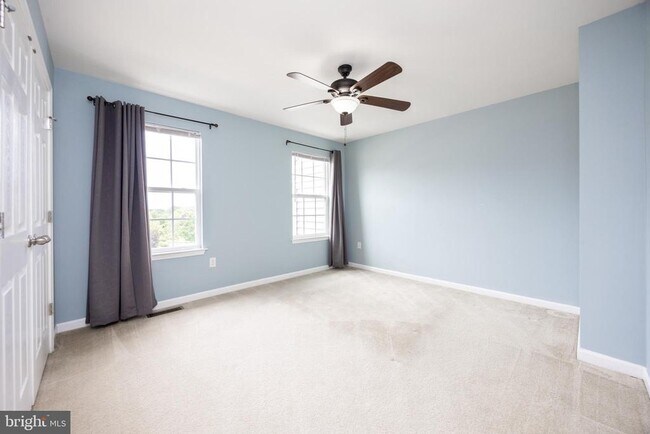 Building Photo - 253 Fairfield Cir W