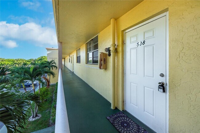 Building Photo - 9949 Sandalfoot Blvd