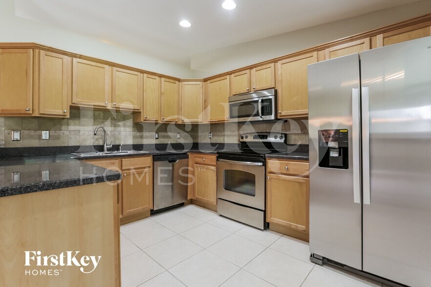 Building Photo - 2463 Alesio Ave