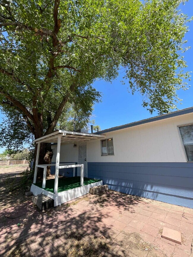Building Photo - Room to Spread Out! South Valley 3bd on a ...