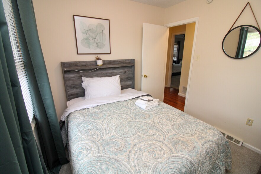 Building Photo - 39 Southwicke Dr