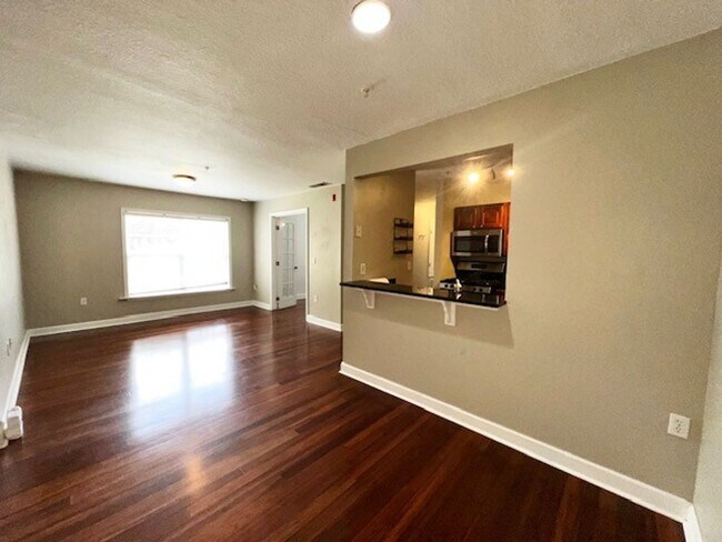 Building Photo - MOVE IN NOW!! Gated community Miriada! 1st floor 1X1.5 bath condo near pool area!!! Laminate wood...