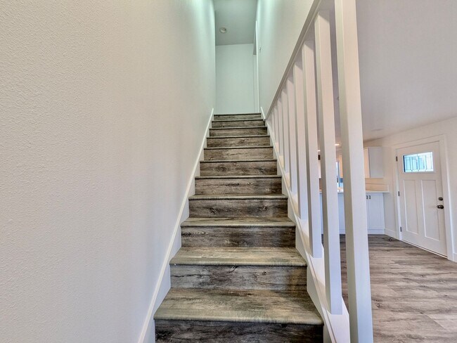 Building Photo - Modern Luxury Meets Small Town Charm in Your New Gladstone Home! Water,Sewer, PGE & NW Natural in...