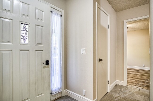 Building Photo - West Gate Area | LaCoruna Courts| Townhome | Unfurnished