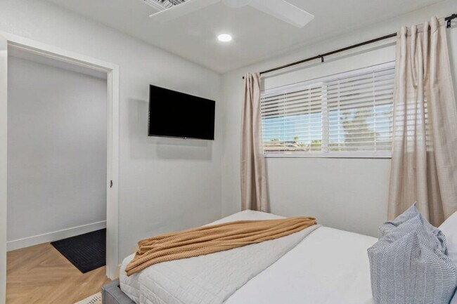 Building Photo - 5002 E Paradise Dr