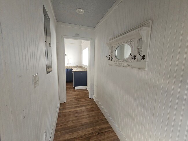 Building Photo - 3 BD / 2 BA Unfurnished - One block to the beach