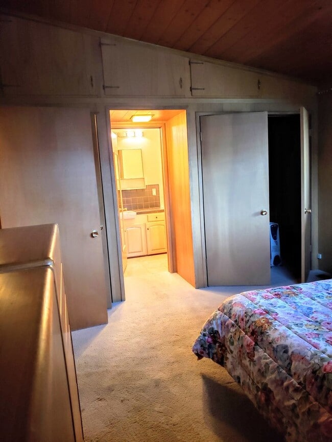 Building Photo - Mostly Furnished Bishop home with large li...