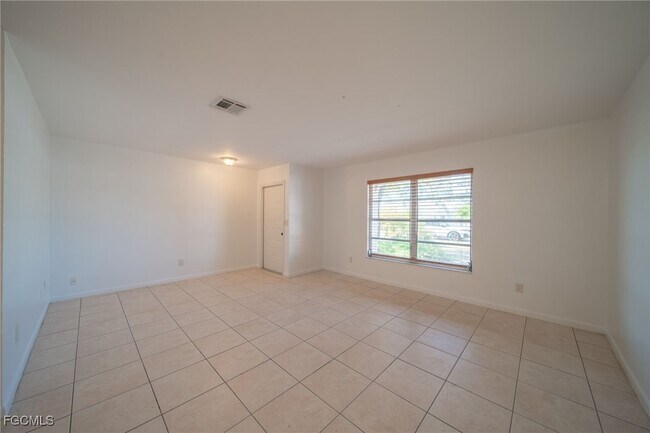 Building Photo - 2825 SW Santa Barbara Pl