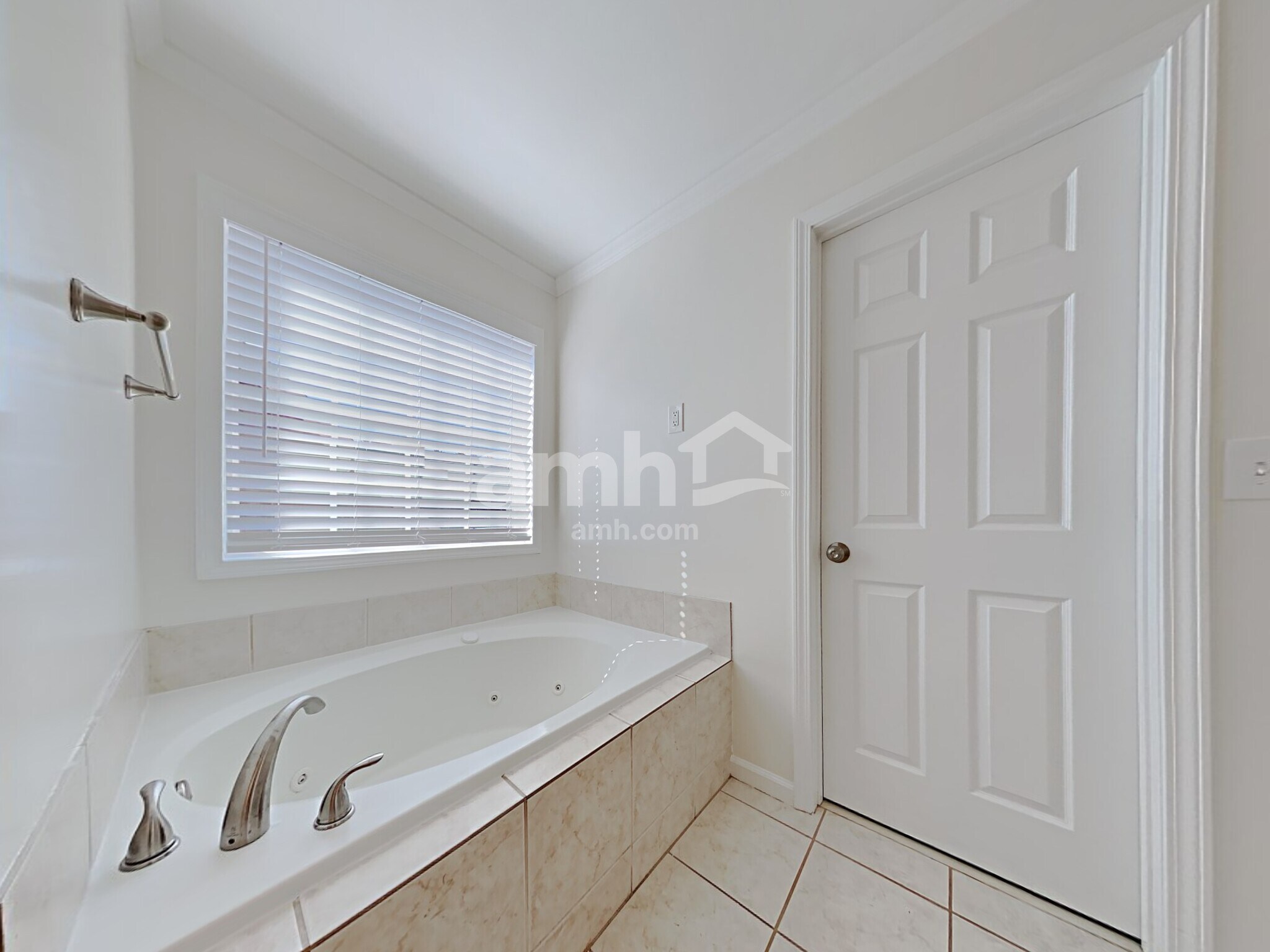 Building Photo - 979 Park Knoll Ct NE