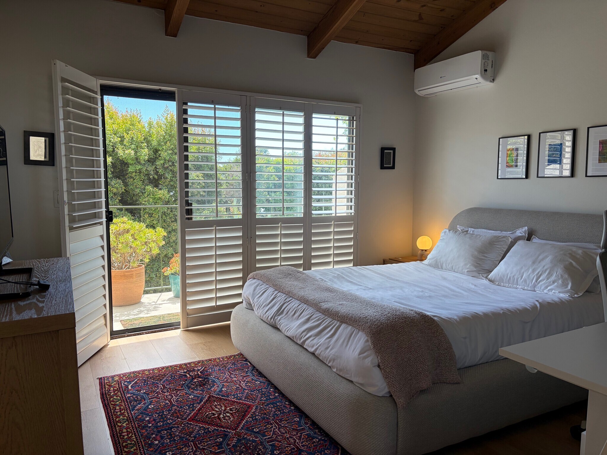 Building Photo - 132 W Alamar Ave