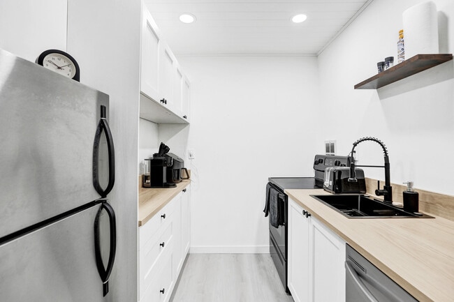 Building Photo - 4658 Bougainvilla Dr