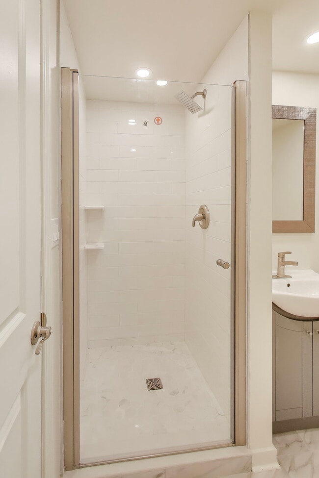 Building Photo - 475 Laurel Ave