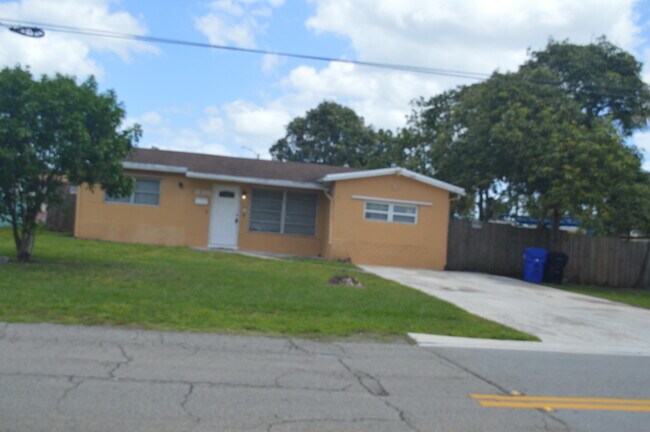 Building Photo - 896 SW 64th Terrace