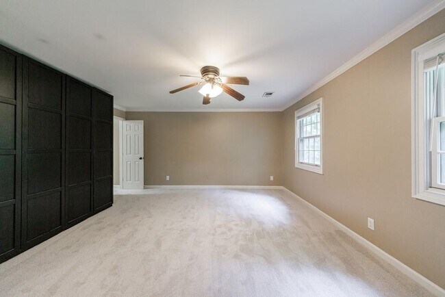 Building Photo - 10565 Shallowford Rd
