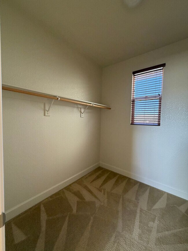 Building Photo - Spacious 4 Bedroom, 2.5 Bath in North Valleys
