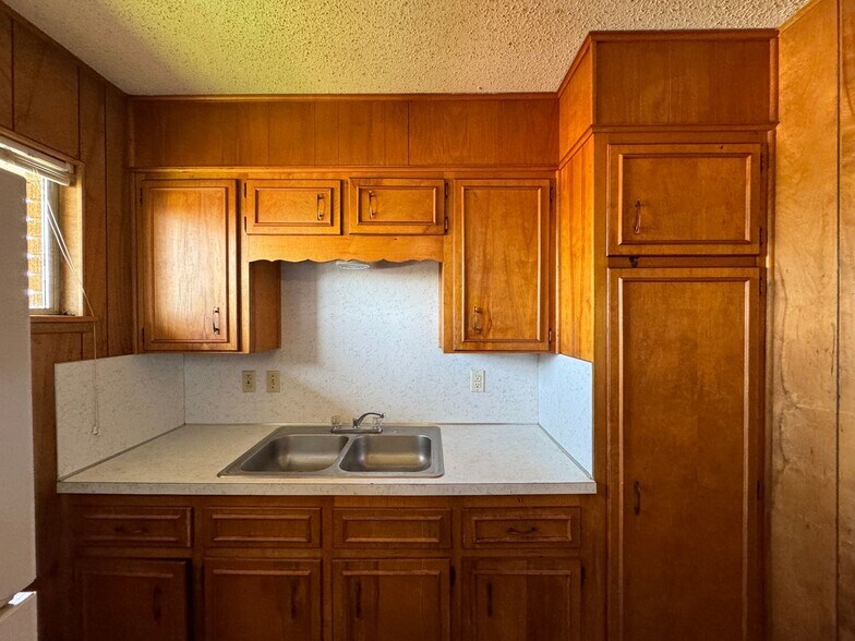 Building Photo - 805 W Hallmark Ave