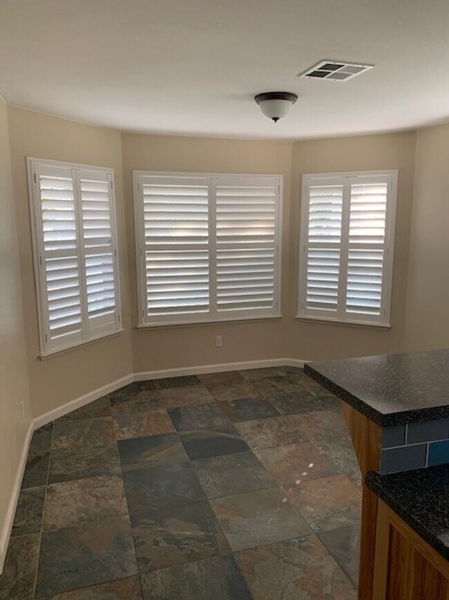 Building Photo - 5 Bedroom 3 Bath Home Available NOW!