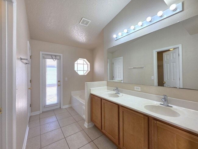 Building Photo - FOR RENT in Newberry 4 Bed, 2 bath corner home