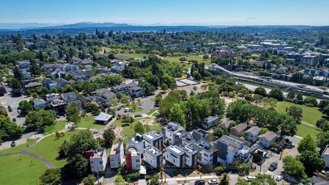 Building Photo - Air Conditioned Judkins Parkside Townhome ...