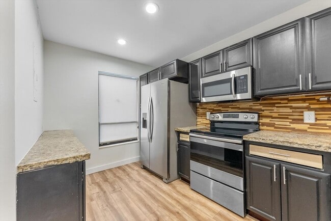 Building Photo - 850 Hill Dr