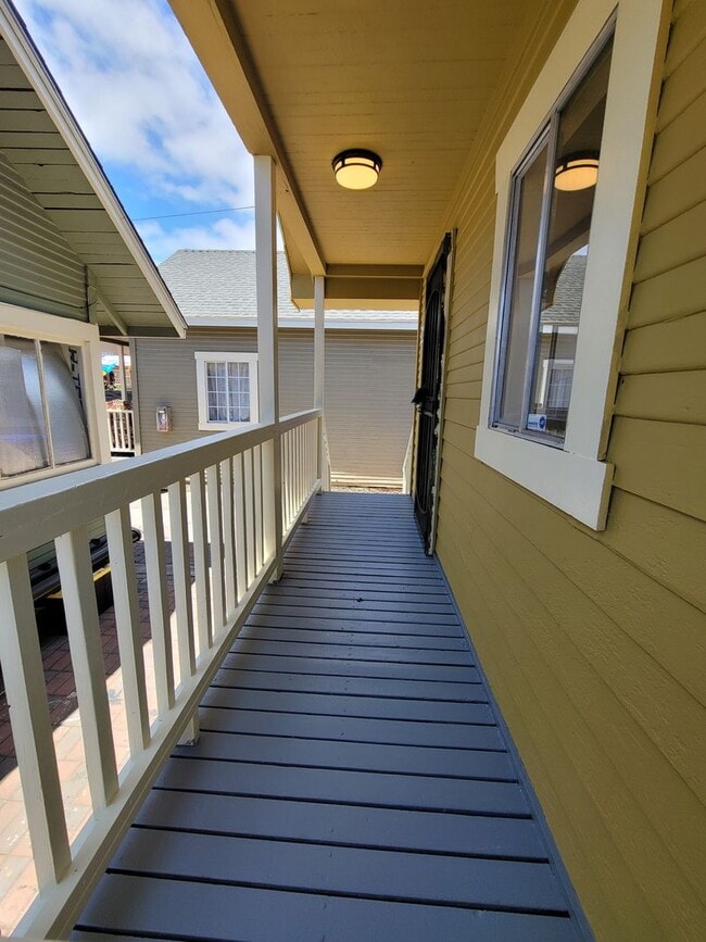 Building Photo - Detached Craftsman Cottage with Courtyard Charm – Low $1,000 Deposit