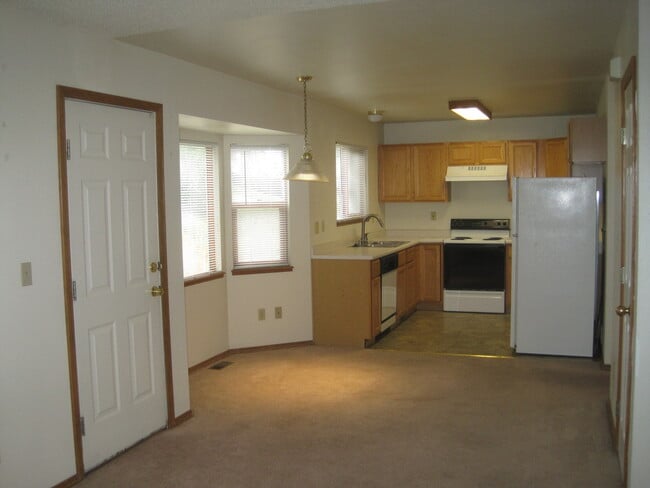 Building Photo - Near Ft Carson, 1342sf Bi-level, 3bd/2ba/2...