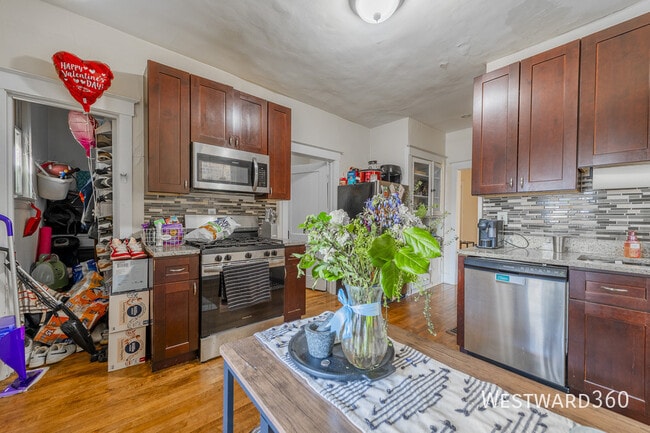 Building Photo - 2550 N Southport Ave