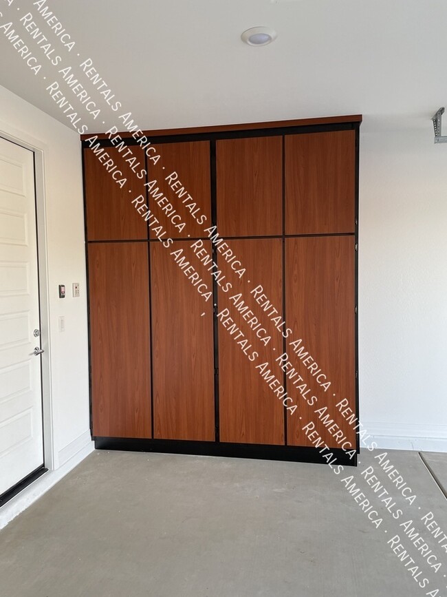 Building Photo - 5938 N 90th Dr