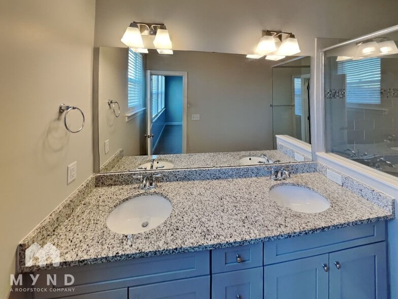 Building Photo - 2547 Statesville Ave