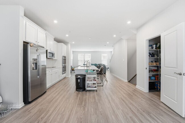 Building Photo - 6066 Beake St