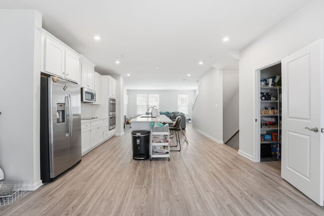 Building Photo - Welcome to this beautifully maintained residence in the heart of Hyattsville, where comfort and s...