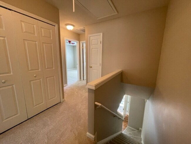 Building Photo - 804 Walnut Woods Dr