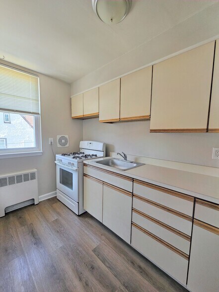 Kitchen with gas range - 24 Surrey Rd