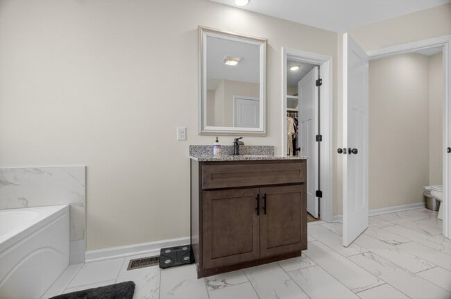 Building Photo - 3019 Cambridge Ct