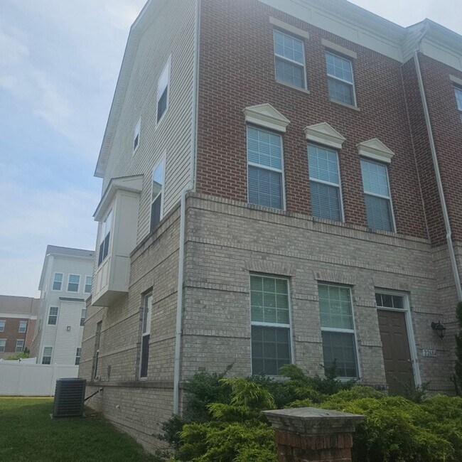 Building Photo - MOVE-IN SPECIAL! Beautiful 4-Bed, 3.5-Bath...