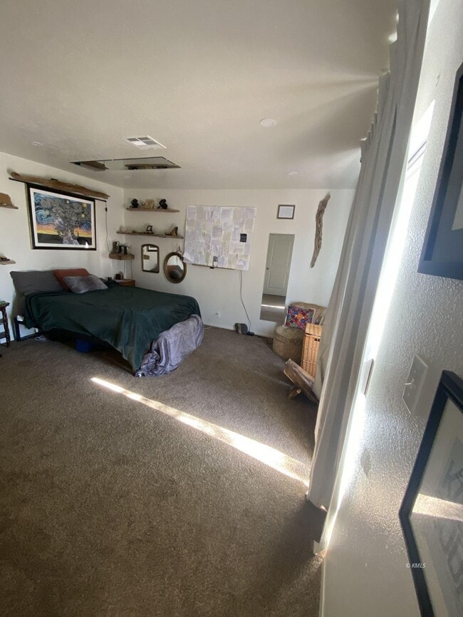 Building Photo - 941 W Chamberlain Dr