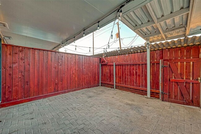 Building Photo - 2118 Straight Creek Dr