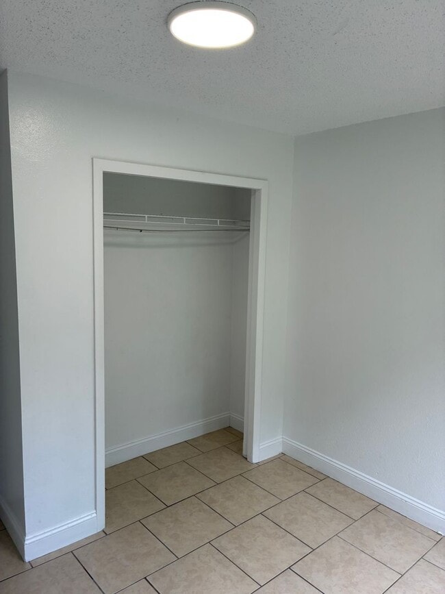 Building Photo - 620-622 Pineville Ln