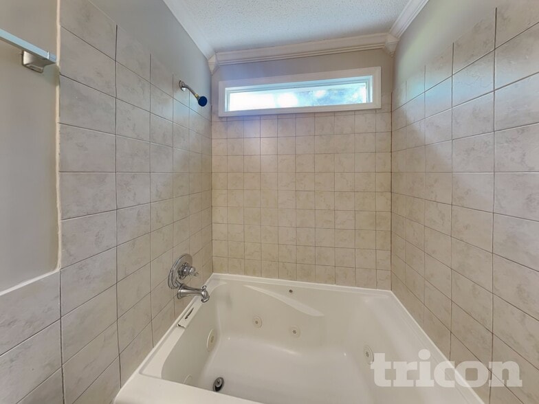 Building Photo - 3617 Rosedown Dr