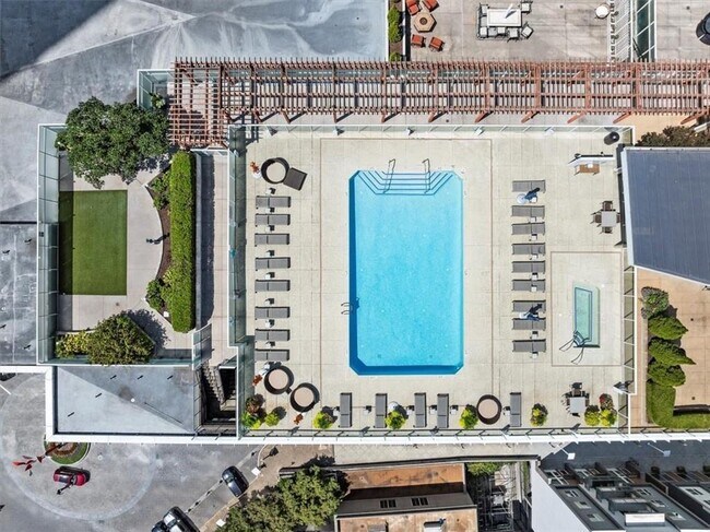 Building Photo - 3325 Piedmont Rd NE