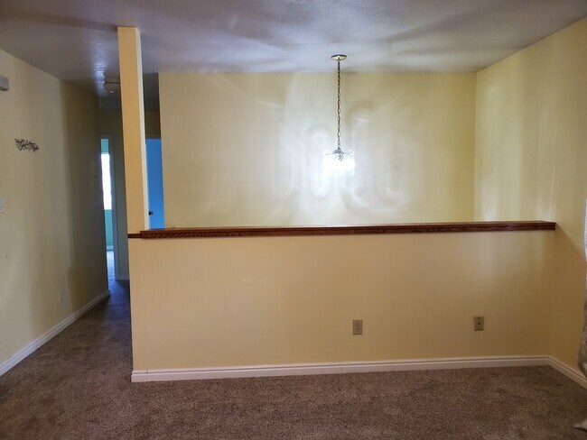 Building Photo - 285 N 400 E