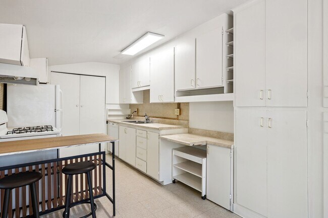 Building Photo - Northgate/Roosevelt Three Bedroom Rambler