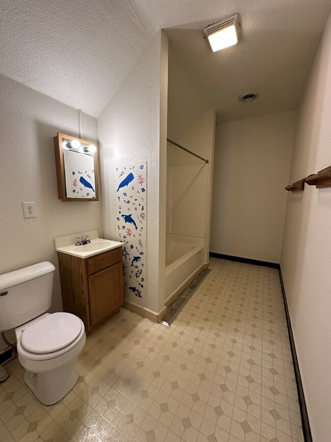 Building Photo - Great 1 bed 1 bath, not far from UWEC