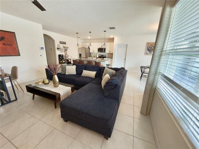 Building Photo - 512 Lily Ln