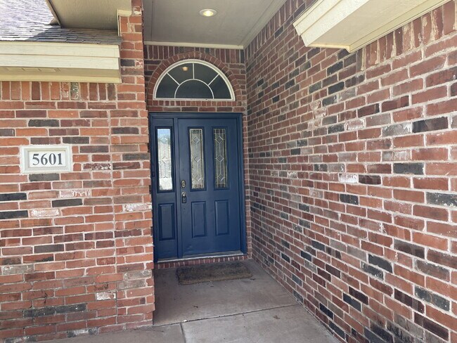 Building Photo - Beautiful 3/2/2 Plus Basement in Cooper district