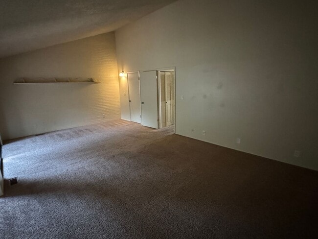 Building Photo - 3 Bedroom Townhome near BYU stadium!